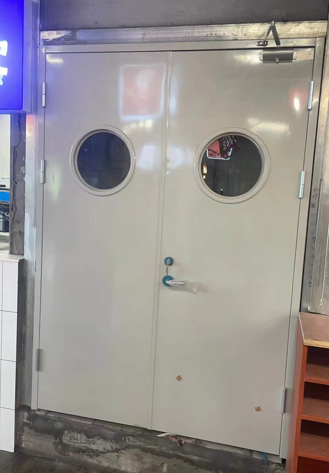 圓玻璃防火門(mén)圖片